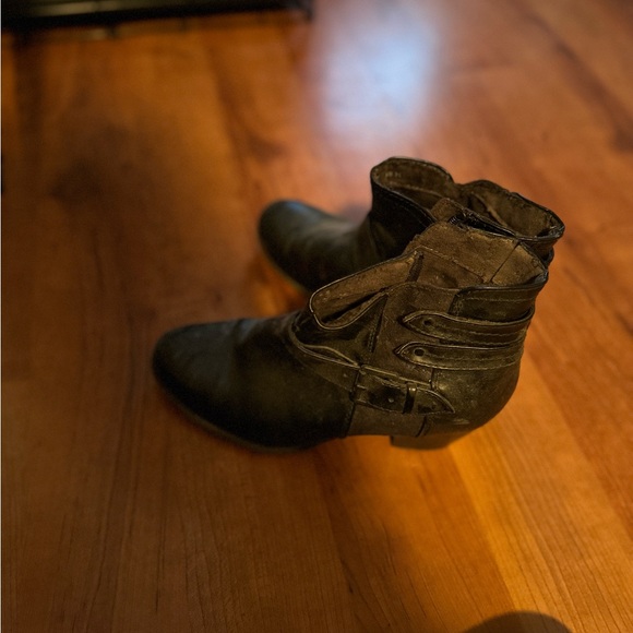 Black boots - Picture 2 of 2